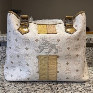 🔥AUTHENTIC! EUC RARE MCM LION Visetos Tote Bag White & Metallic Gold Accents🔥